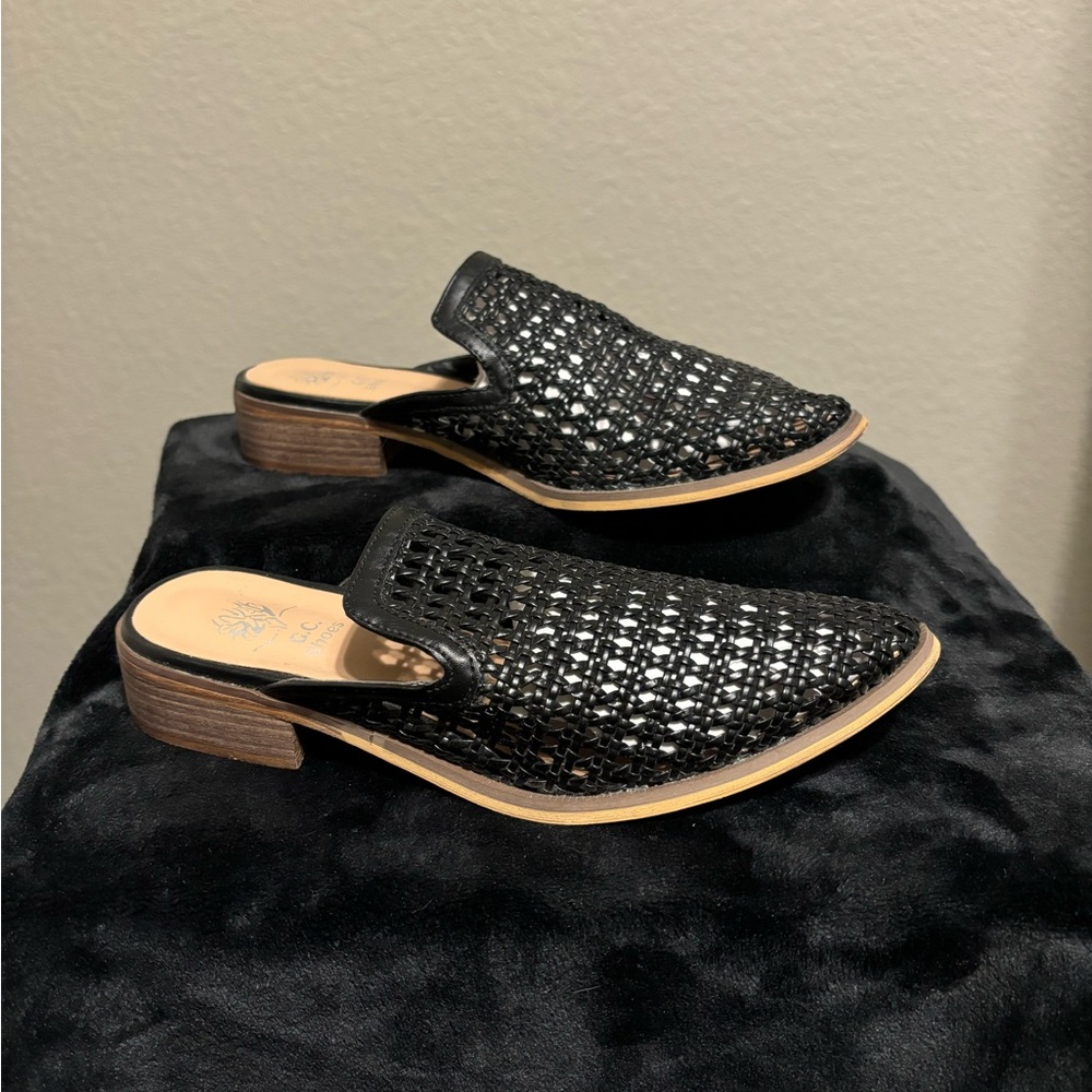 Women's Black Woven slip on shoe NWOT